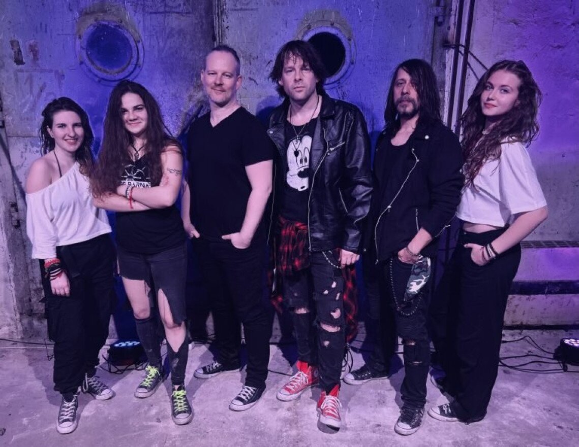 07.09-Kiss-Barna-Crew1-768x594