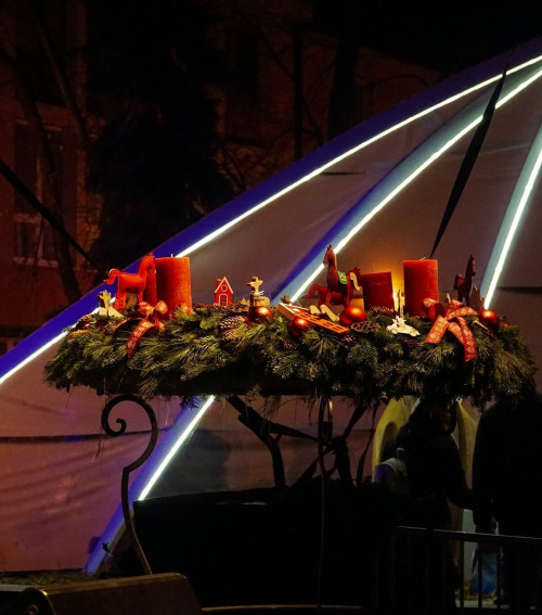 Adventi első gyertyagyújtás a Harruckern téren
