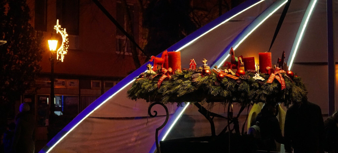 Adventi első gyertyagyújtás a Harruckern téren