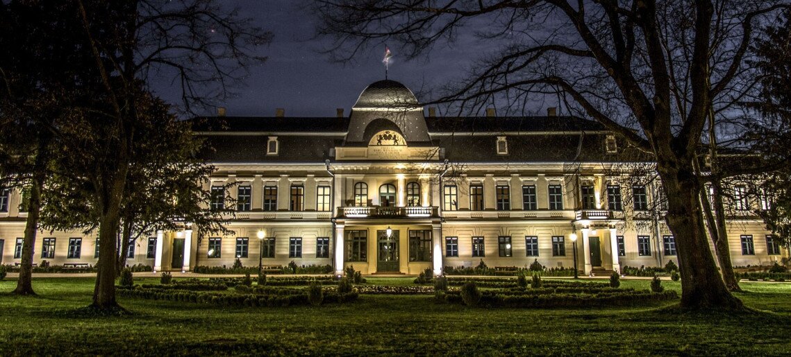 ​A kastély gyertyafényben