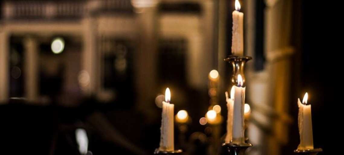 A kastély gyertyafényben