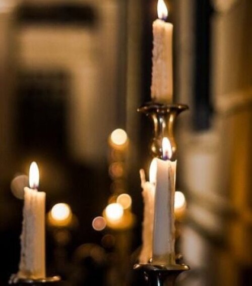 A kastély gyertyafényben