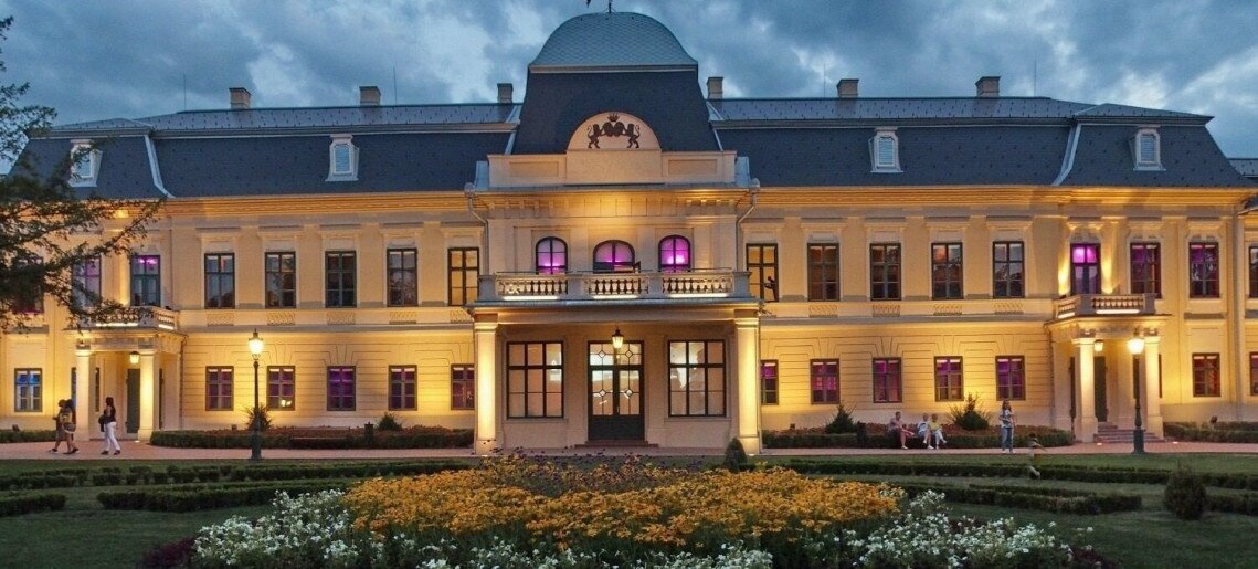 Almásy-kastély Látogatóközpont: Munkácsy Street Art