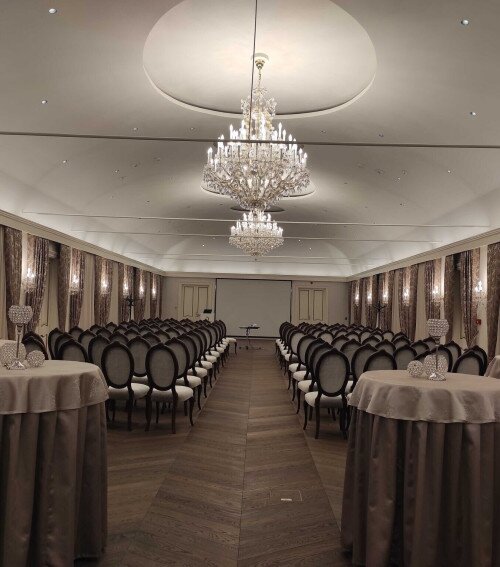 Almásy-kastély: Női Irodalmi Kávéház