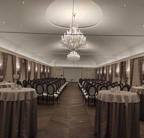 Almásy-kastély: Női Irodalmi Kávéház