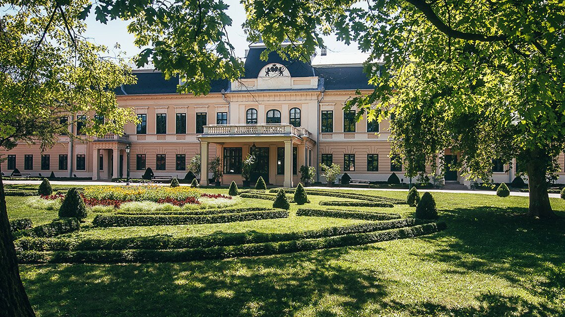 Almásy-kastély-tavasz