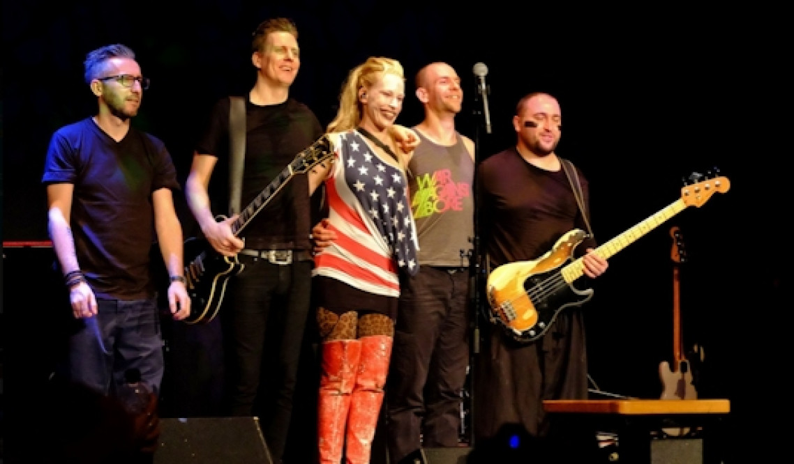 anna-and-the-barbies-koncert-gyulan-02.jpg