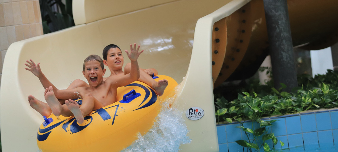 Éjszakai élményfürdőzés az AquaPalotában