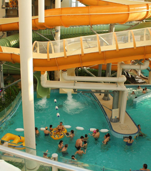 Éjszakai élményfürdőzés az AquaPalotában