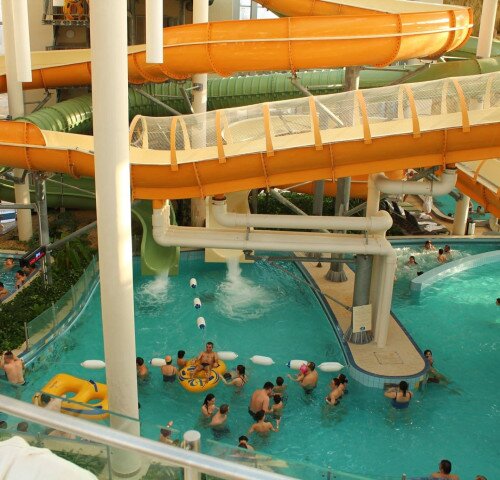 Éjszakai élményfürdőzés az AquaPalotában