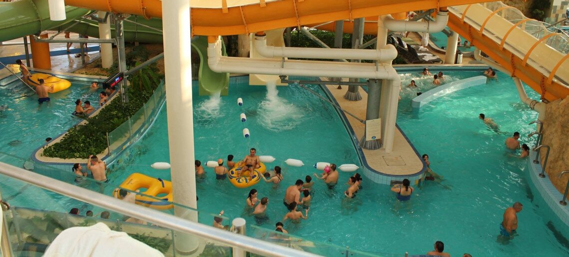 Éjszakai élményfürdőzés az AquaPalotában