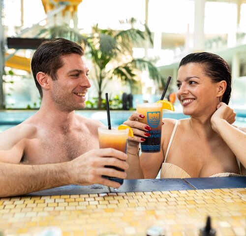 Éjszakai élményfürdőzés az AquaPalotában