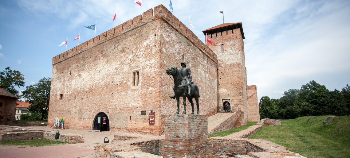 Emlékező lövések a várnál