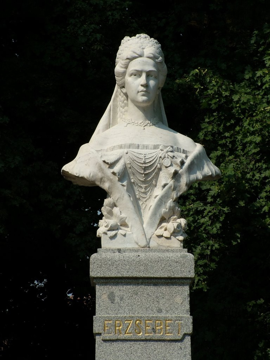 Erzsbet_szobor.jpg