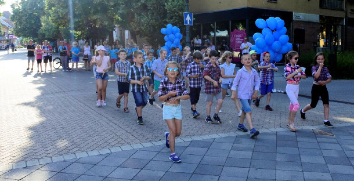 flashmob-gyula-varszinhaz-nyari-evad-programok-01.jpg