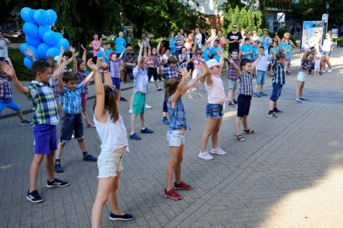 flashmob-gyula-varszinhaz-nyari-evad-programok-03.jpg