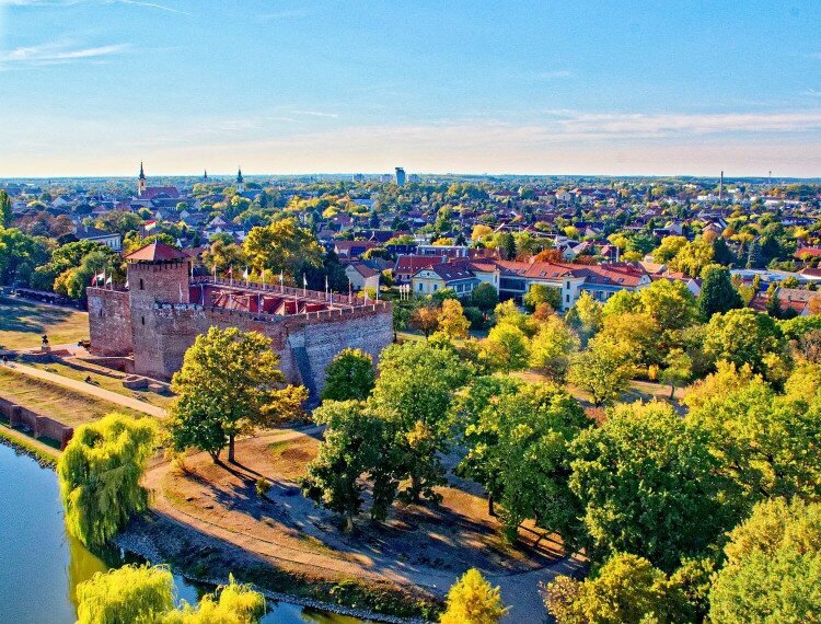 Gyula, a történelmi fürdőváros kora őszi arca