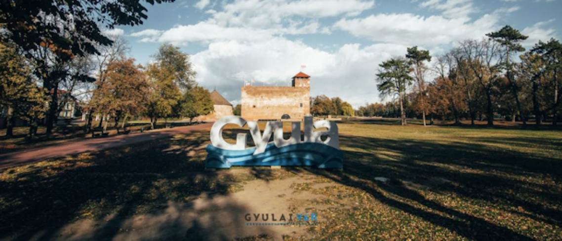 gyulai-var-felirat-fotos-szelfi.jatek-hirek-01.jpg