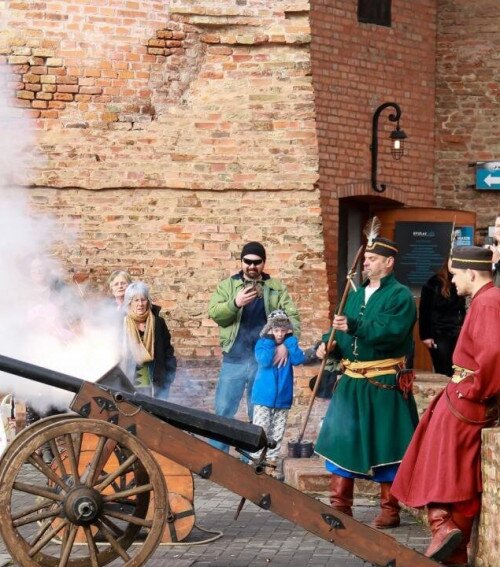 Gyulai Vár: Új évet köszöntő lövések a vár előtt