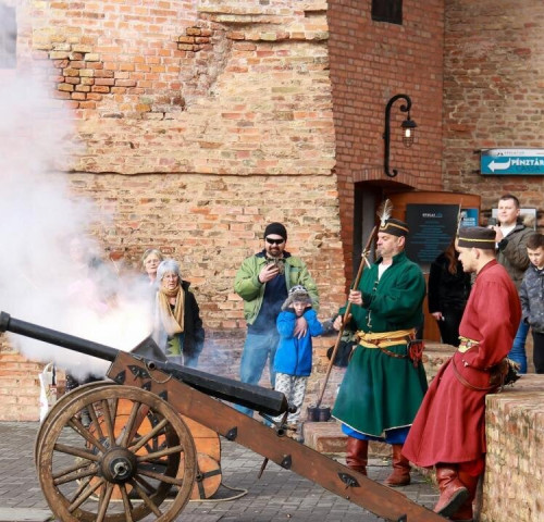 Gyulai Vár: Új évet köszöntő lövések a vár előtt