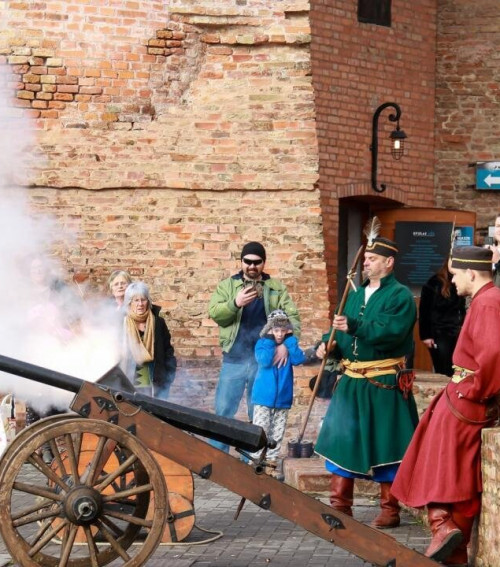 Gyulai Vár: Új évet köszöntő lövések a vár előtt