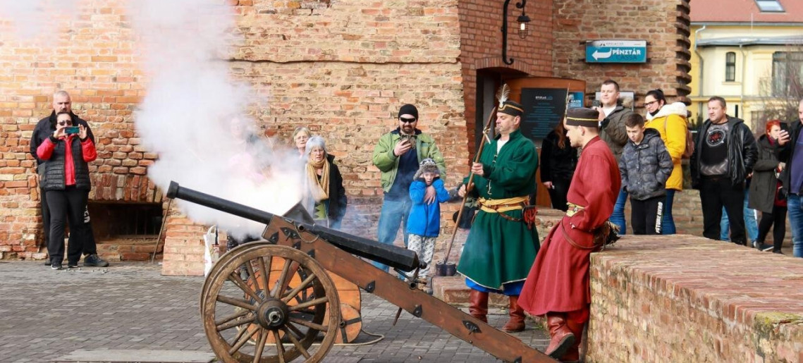 Gyulai Vár: Új évet köszöntő lövések a vár előtt