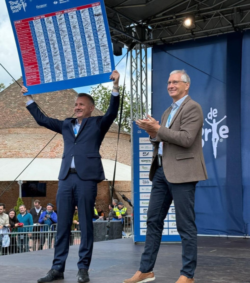 Gyulának ajándékozták az idei Tour de Hongrie csapataláíró tábláját