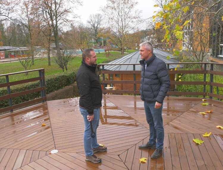 Hamarosan közvetlen, fedett térből lehet megközelíteni a szauna parkot