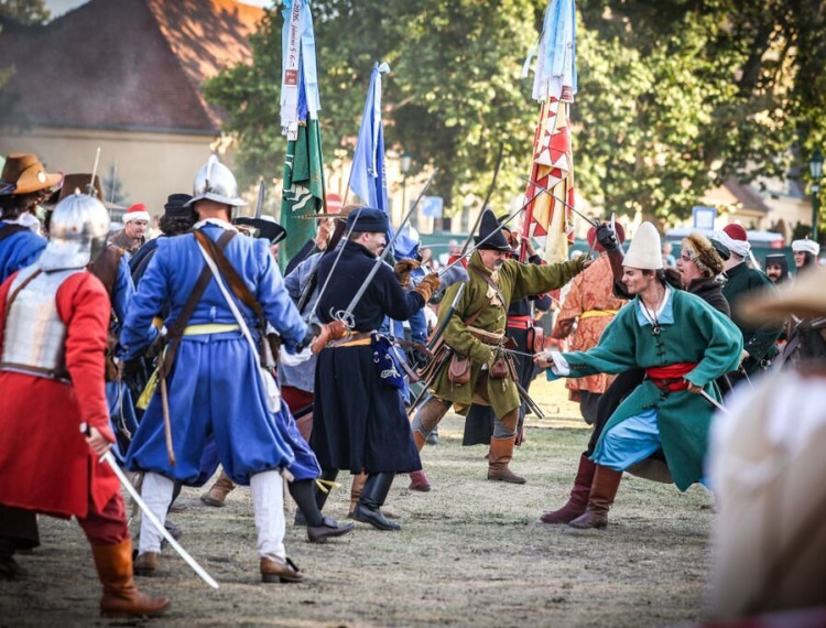 Háromszáz hagyományőrző idézte meg a gyulai vár 460 évvel ezelőtti hősies védelmét