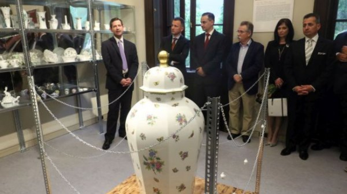Herendi-porcelan-kiallitas-az-almasy-kastelyban-03.jpg