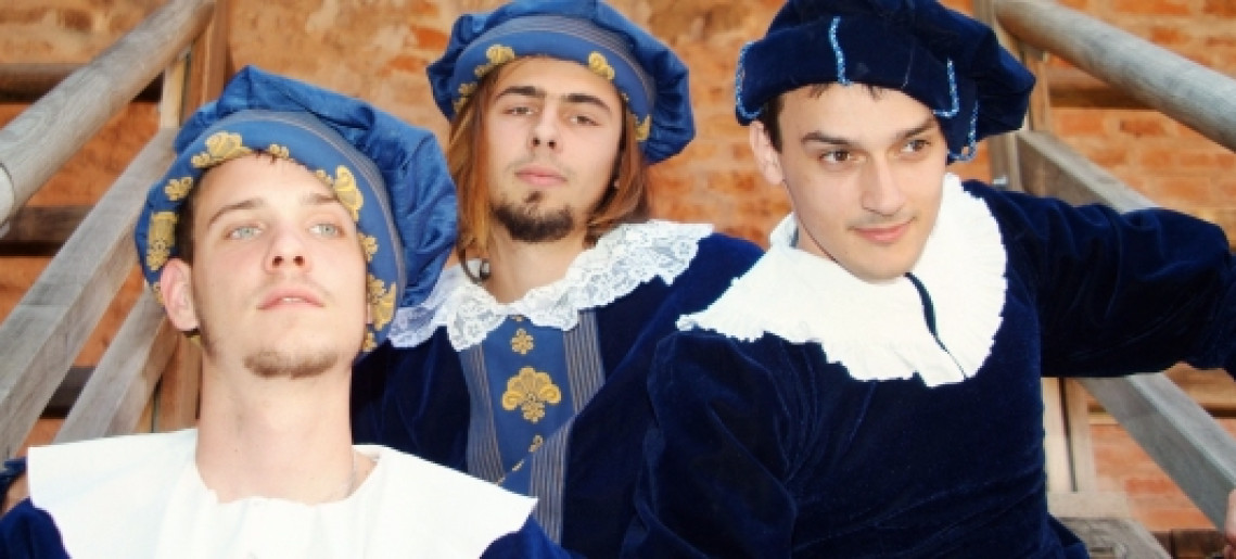 Öltözz korhű ruhákba!