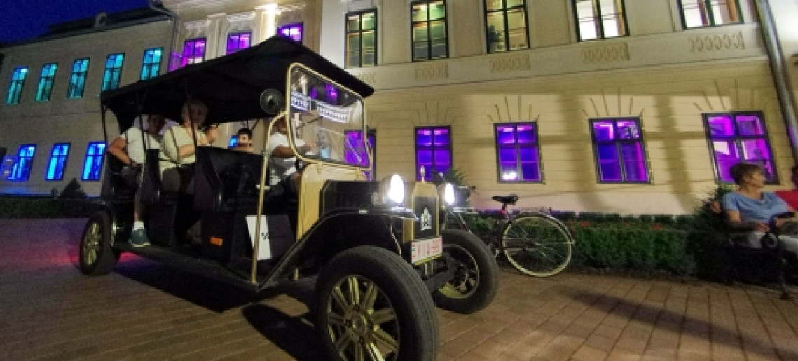 Nosztalgikus autózás a Várkertben Os-Carral