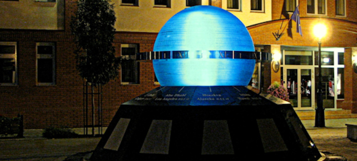 Utcaszínház és koncertek a Világóránál