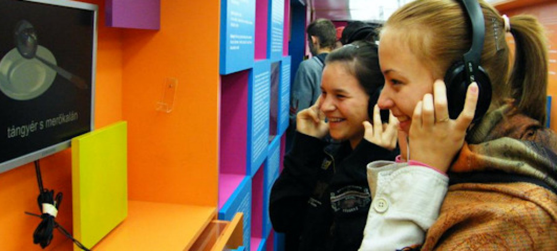 „Arany 200 busz” - a Petőfi Irodalmi Múzeum mozgókiállítása