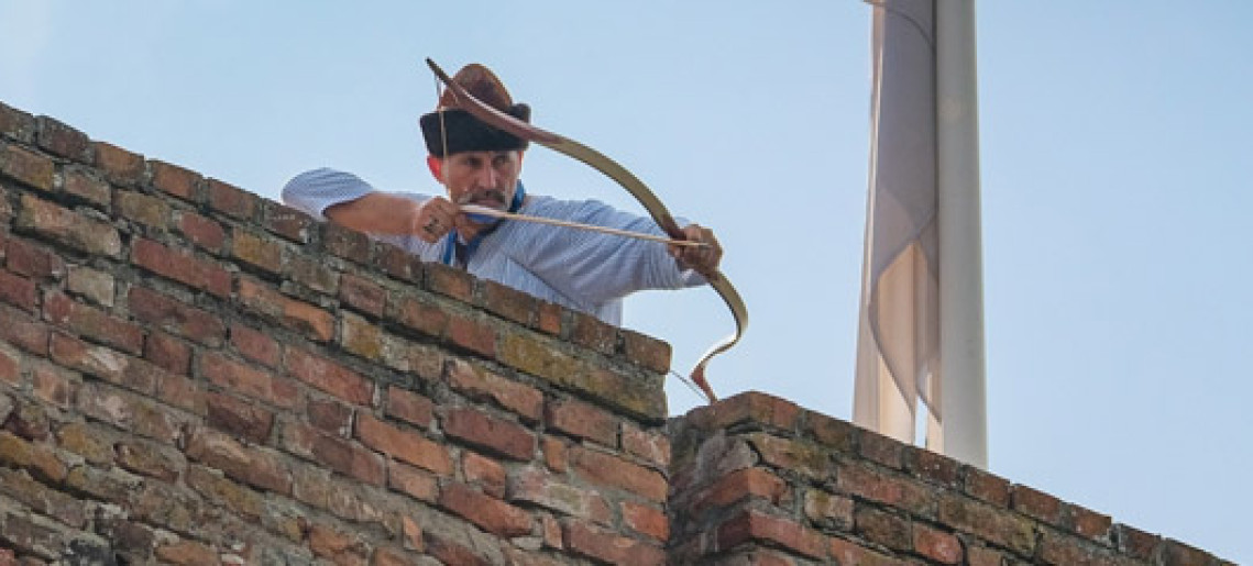 Kifelé nyilaznak a gyulai várból