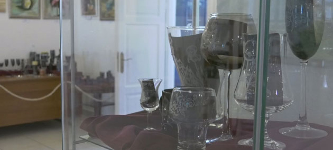 Üvegtárgyak” tárlat