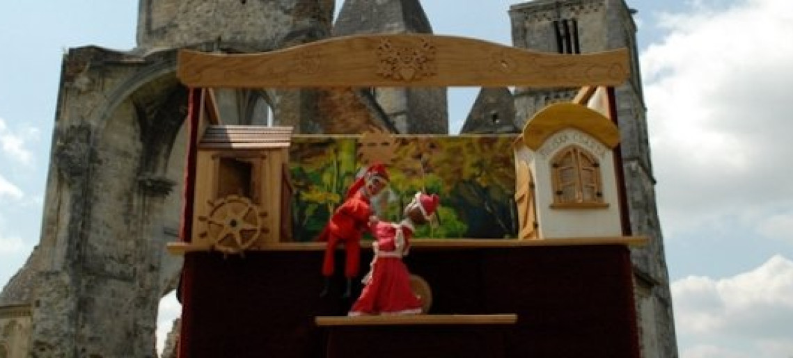 Mátyás király rózsát nyitó ostornyele - bábelőadás