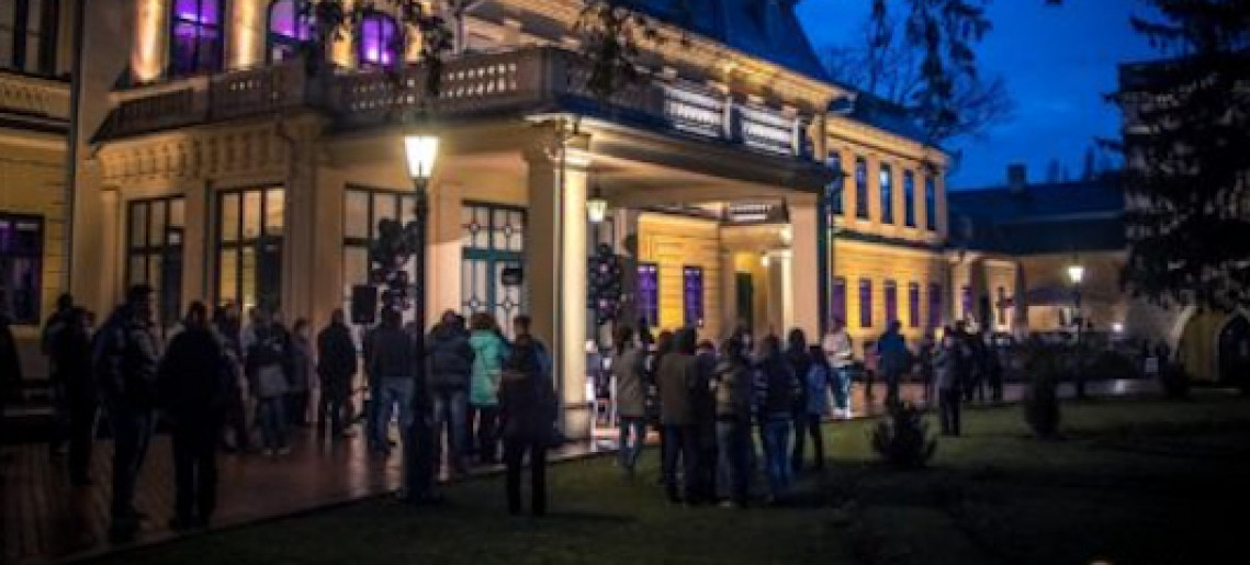 Ragyogjon kékben a kastély!