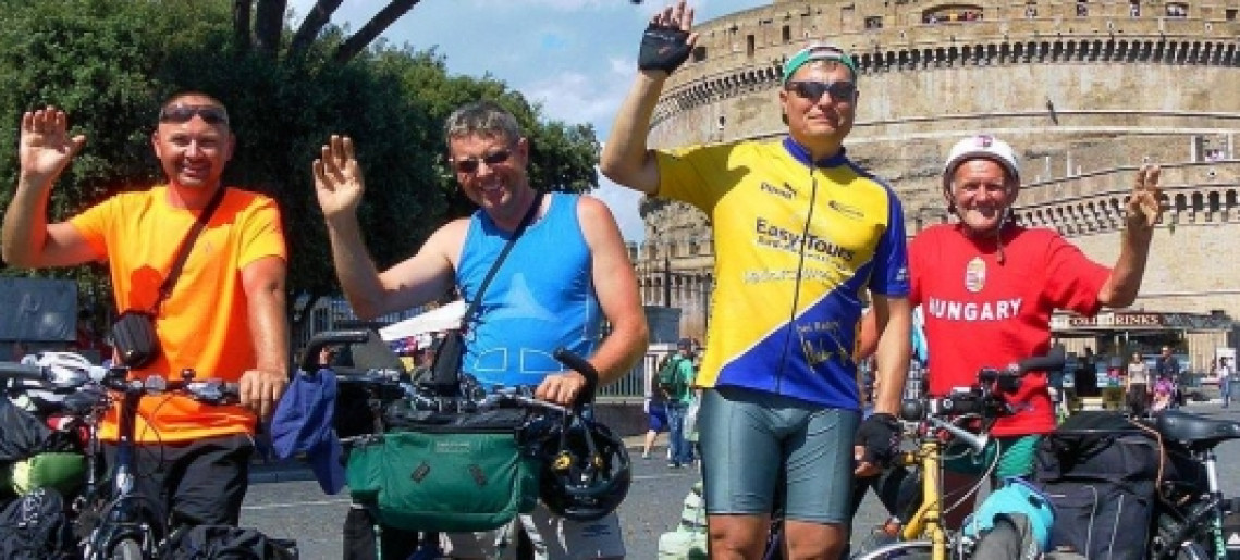 Világjáró gyulaiak: Két keréken a nagy földrészeken