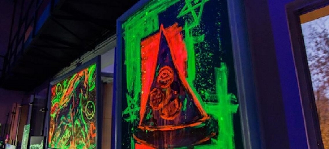 UV kiállítás a Red Hole-ban