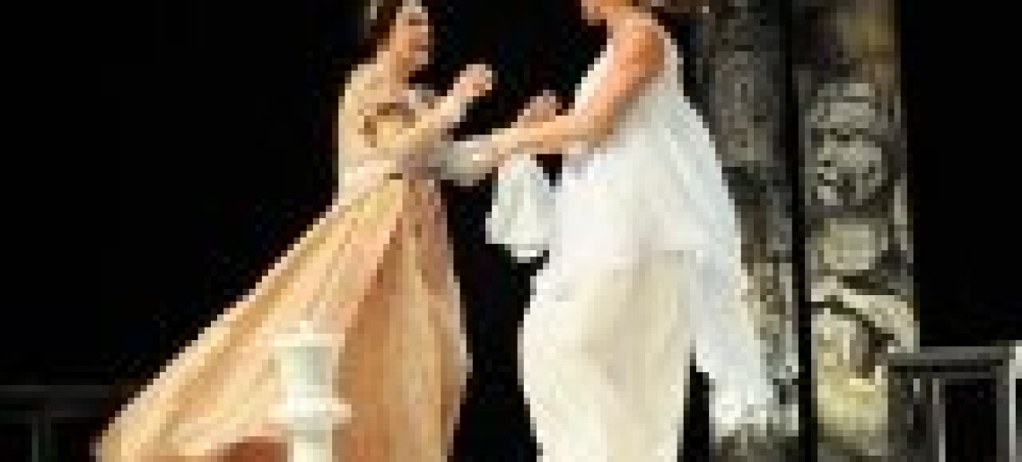 A HOLLÓ ÁRNYÉKÁBAN