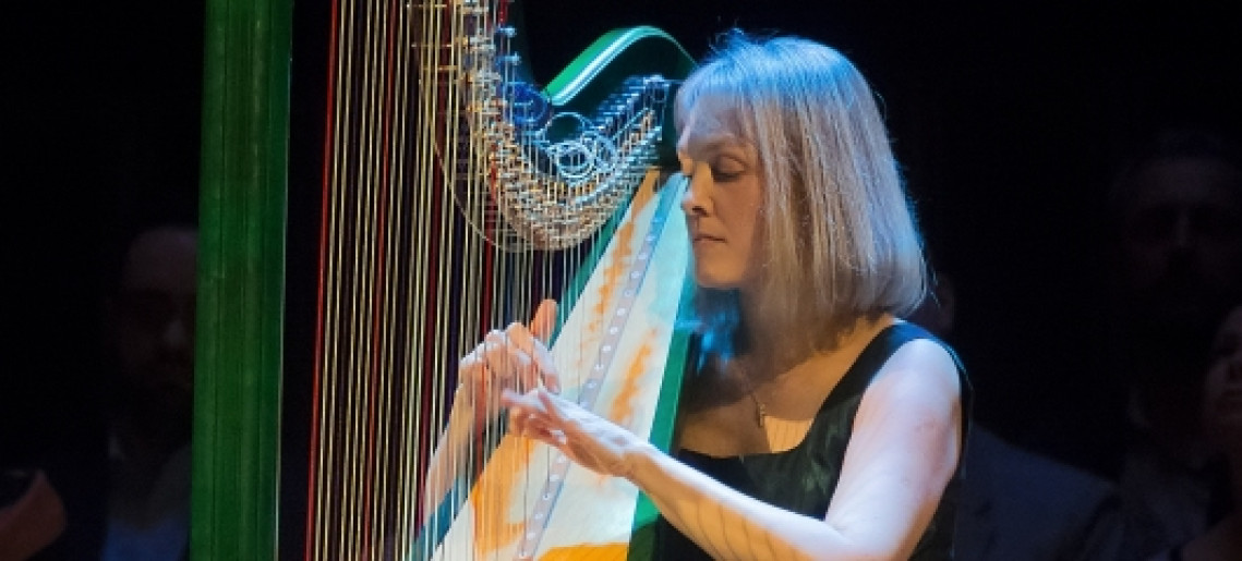 Vigh Andrea hárfaművésznő és Kamarazenekara