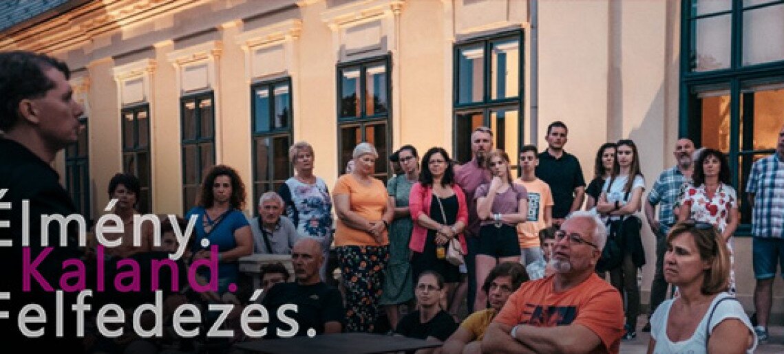 A kastély gyertyafényben