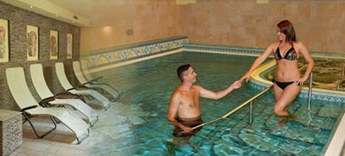 Relax Éjszakai Fürdőzés