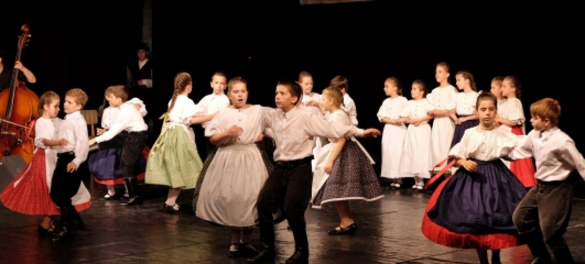 Néptánc és népzene bemutató