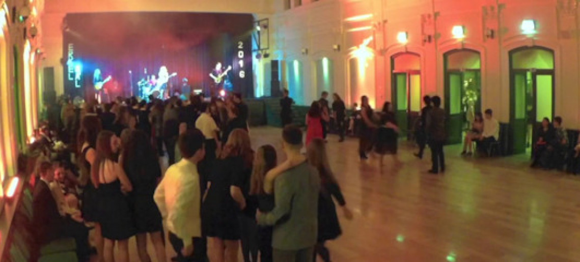 Retro Szilveszter – Meleg vacsorával