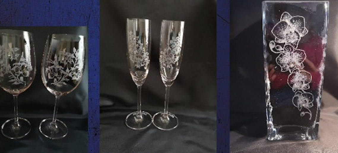 Gravírozott üvegtárgyak kiállítása