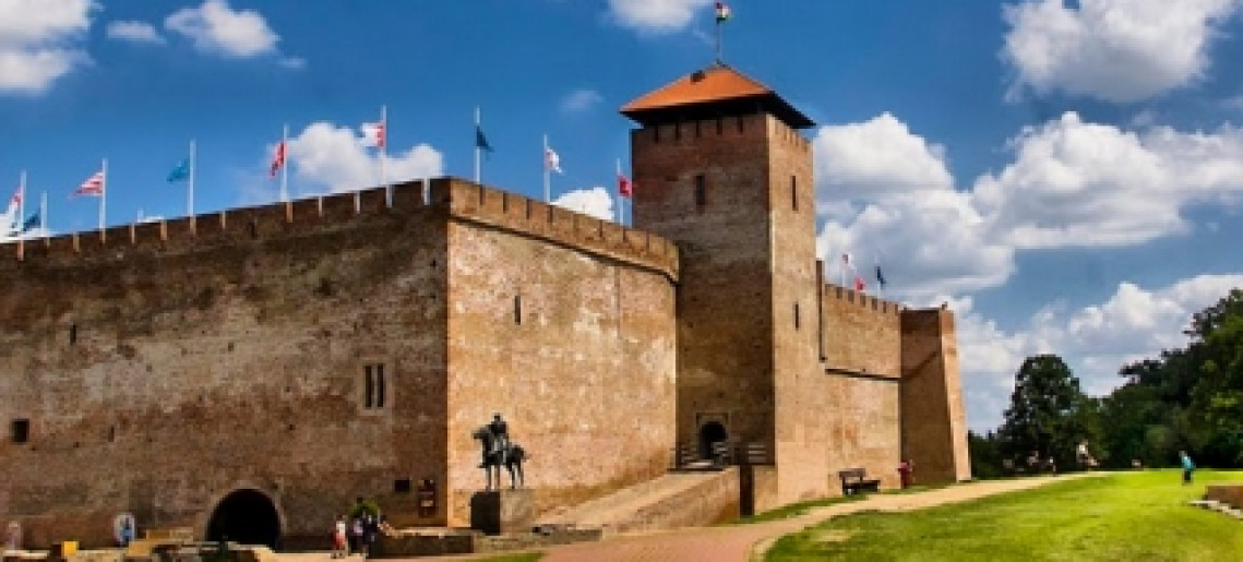 Hahotázás a Gyulai vár mellett