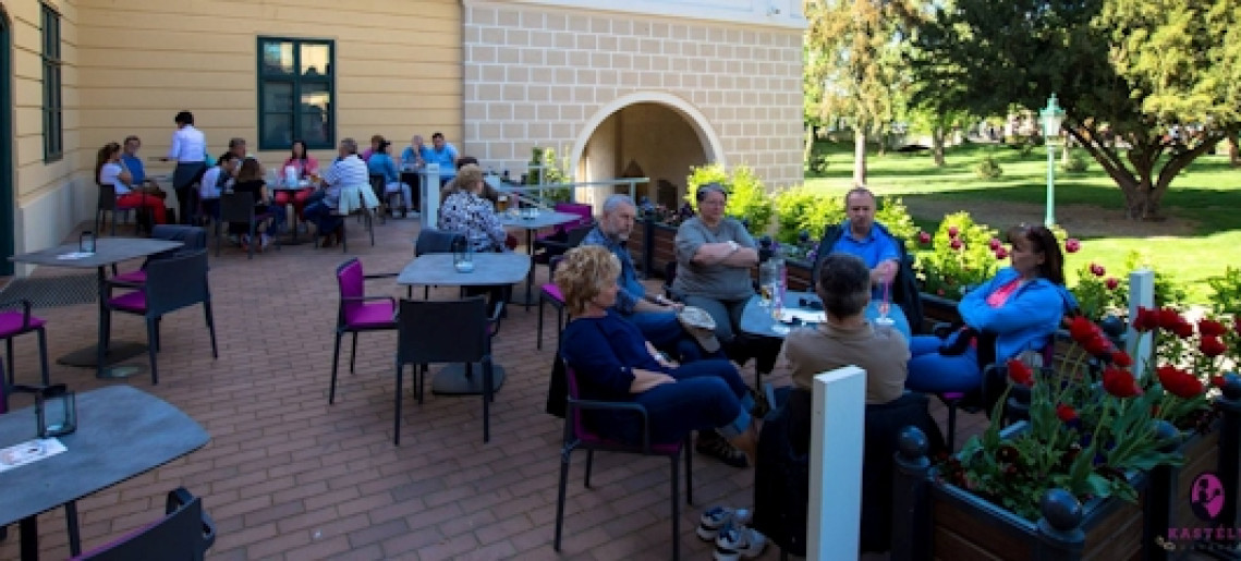 "Örökzöld dallamok..." a Kastély Kávézóban