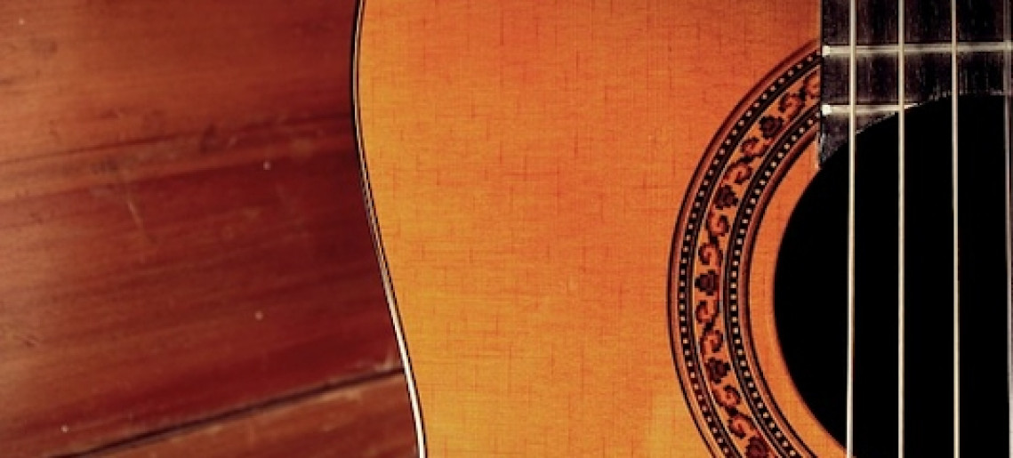 Napjaink slágerei egy szál gitáron